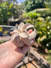 Load image into Gallery viewer, Plumeria hair clip - Sand
