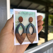 Load image into Gallery viewer, Wooden earrings
