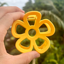 Load image into Gallery viewer, Hibiscus hair clip - Bright colors
