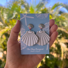 Load image into Gallery viewer, Clay - Shell earrings
