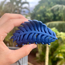 Load image into Gallery viewer, Leaf hair clip - Navy
