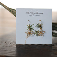 Load image into Gallery viewer, Gold mini flower outline earrings
