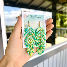 Load image into Gallery viewer, Long palm leaf earrings - Green
