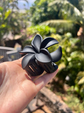 Load image into Gallery viewer, Plumeria hair clip - Black
