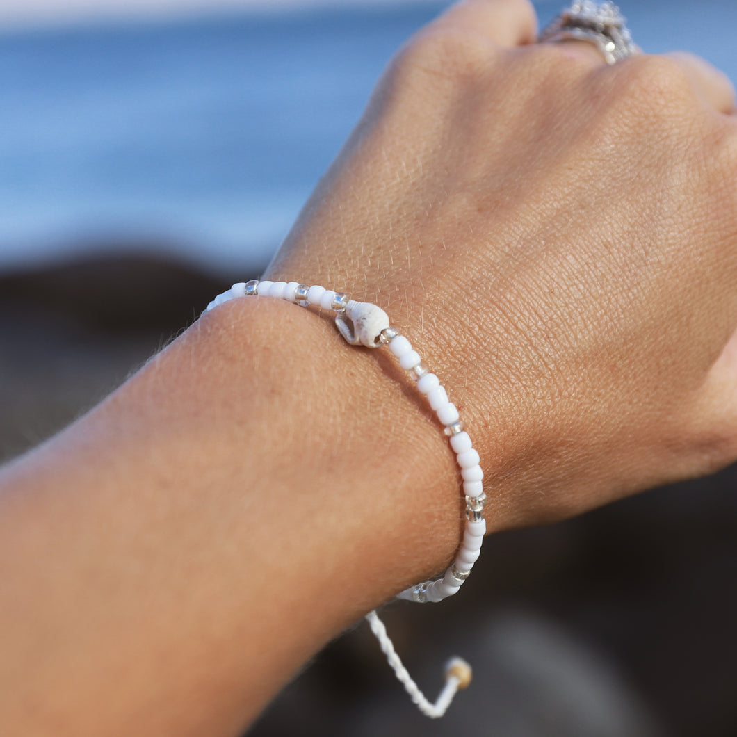 Bracelet - White beads with shell