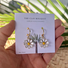 Load image into Gallery viewer, White daisies earrings
