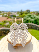 Load image into Gallery viewer, Long palm leaf earrings - White
