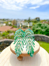 Load image into Gallery viewer, Long palm leaf earrings - Green
