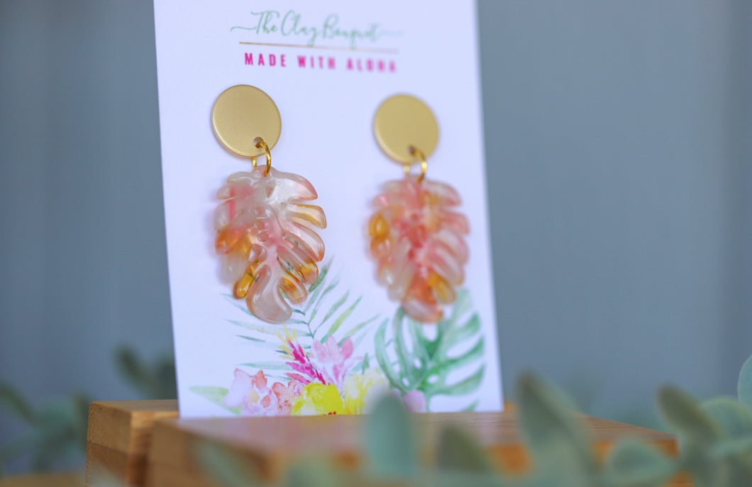 Monstera earrings - pink & gold