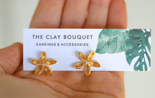 Load image into Gallery viewer, Gold earrings - flower
